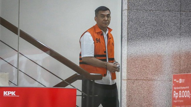 Tersangka kasus dugaan korupsi pengurusan izin tinggal warga negara asing (WNA), Silmy Karim berjalan untuk menjalani pemeriksaan di Gedung Merah Putih KPK, Jakarta, Kamis (27/8/2026). KPK melakukan pemeriksaan lanjutan terhadap mantan Wakil Menteri 