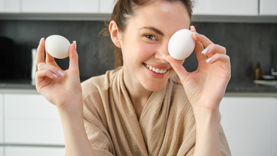 Konsumsi putih telur di pagi hari menjadi sarapan ringan yang mampu menurunkan berat badan&comma; loh&period; Selain itu&comma; putih telur memiliki kandungan protein yang cukup tinggi&period; Dengan begitu&comma; putih telur sangat direkomendasikan kalau kamu bosan mengkonsumsi dada ayam&period;