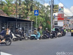 Banyak SPBU di Bali Kehabisan Pertalite, Antrean Kendaraan Meluber ke Jalan