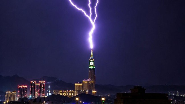 Momen Dramatis Langit Arab Membara, Petir Sambar Menara Jam Makkah