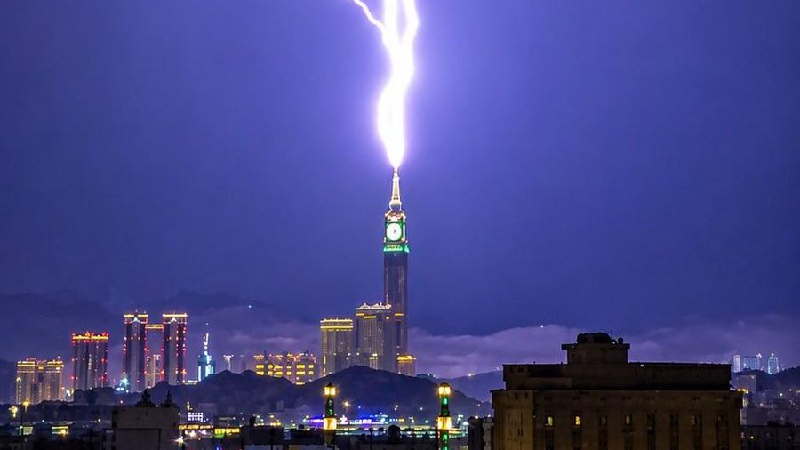 Petir menyambar puncak Menara Jam Mekkah, Arab Saudi, saat angin besar melanda. Momen dramatis itu direkam astronom Arab Saudi Mulham Hindi.
