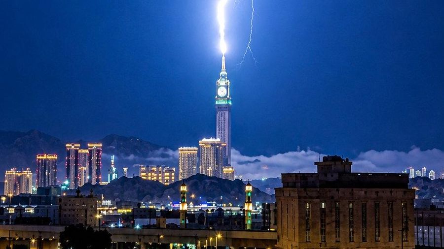Petir menyambar puncak Menara Jam Mekkah, Arab Saudi, saat angin besar melanda. Momen dramatis itu direkam astronom Arab Saudi Mulham Hindi.