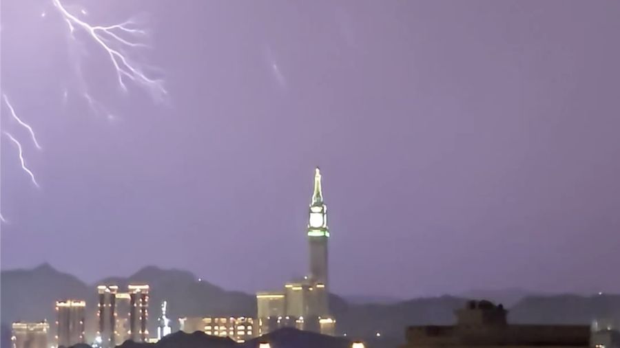 Petir menyambar puncak Menara Jam Mekkah, Arab Saudi, saat angin besar melanda. Momen dramatis itu direkam astronom Arab Saudi Mulham Hindi.