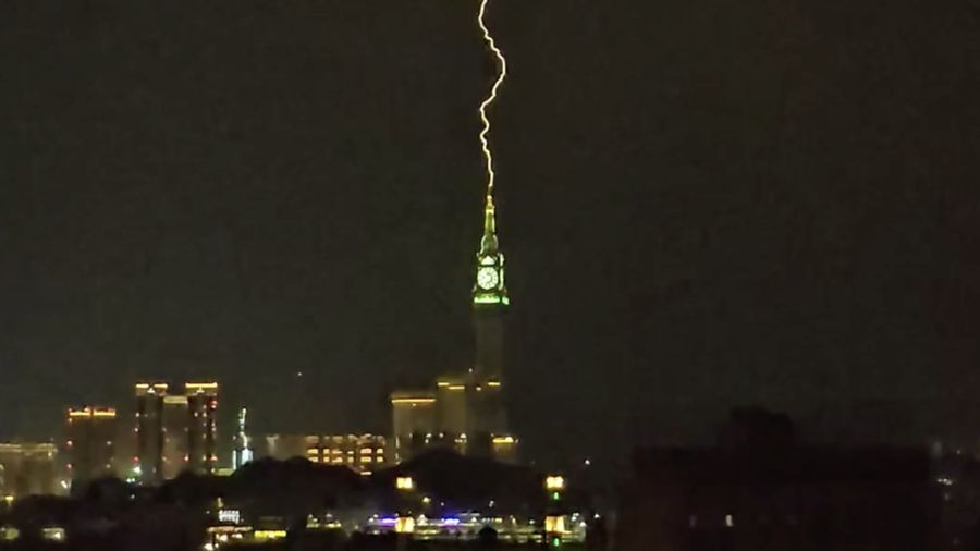 Petir menyambar puncak Menara Jam Mekkah, Arab Saudi, saat angin besar melanda. Momen dramatis itu direkam astronom Arab Saudi Mulham Hindi.