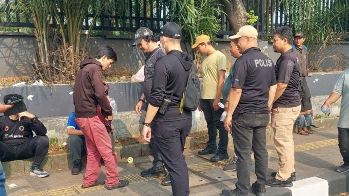 Polisi Lakukan Pemeriksaan Acak Massa Menuju Kawasan Aksi di DPR