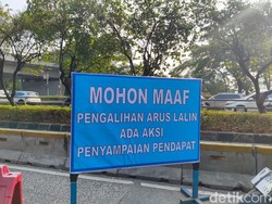 Video: Ada Demo di DPR, Lalin Jalan Gatsu Dialihkan ke Gerbang Pemuda