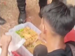 Pengamanan Humanis, Polisi Borong dan Bagikan Tahu ke Massa di DPR