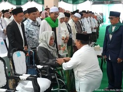 Momen Prabowo Sungkem Takzim ke Kiai Sepuh di Muktamar NU