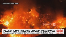 Puluhan Rumah Panggung di Muara Angke Hangus