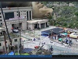 Detik-detik Mengerikan Banjir Bandang Hantam Gedung di Perbatasan Nepal-China
