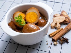 Resep Semur Telur yang Kuah Cokelatnya Pekat dan Meresap Sempurna