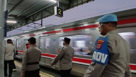 Petugas dari Polresta Tangerang melakukan pengawasan dan penyekatan terhadap penumpang yang terindikasi sebagai massa aksi demo ke Jakarta melalui Stasiun Kereta Daru, Jambe, Kabupaten Tangerang, Banten, Rabu (26/8/2026). ANTARA/Azmi Samsul M