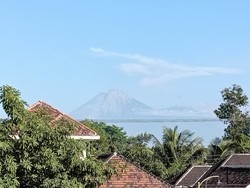 Gunung Semeru 3 Kali Luncurkan Lava Pijar Sejauh 1,5 Km
