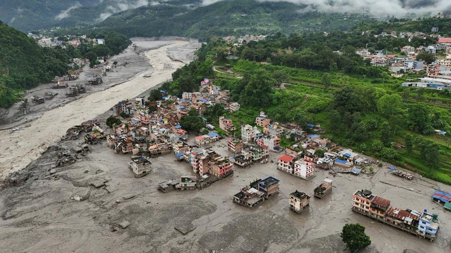 Tampilan dari drone memperlihatkan lumpur nan menutupi gedung dan properti setelah banjir bandang di Trishuli, distrik Nuwakot, Nepal, pada 27 Agustus 2026.