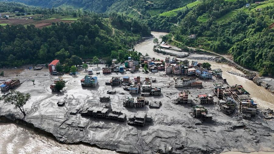 Tampilan dari drone memperlihatkan lumpur nan menutupi gedung dan properti setelah banjir luar biasa di Trishuli, distrik Nuwakot, Nepal, pada 27 Agustus 2026.