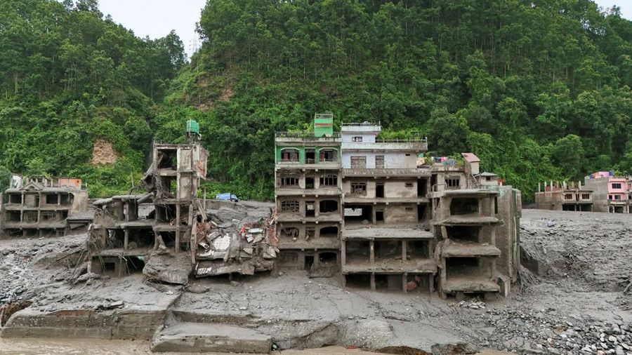 Tampilan dari drone memperlihatkan lumpur nan menutupi gedung setelah banjir bandang di Trishuli, distrik Nuwakot, Nepal, pada 27 Agustus 2026.