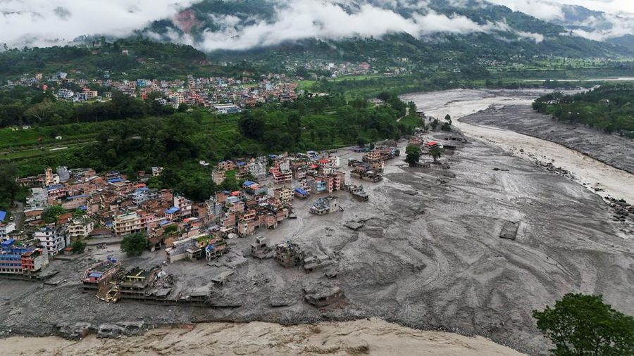 Tampilan dari drone memperlihatkan lumpur nan menutupi gedung setelah banjir bandang di Trishuli, distrik Nuwakot, Nepal, pada 27 Agustus 2026. (REUTERS/Navesh Chitrakar)