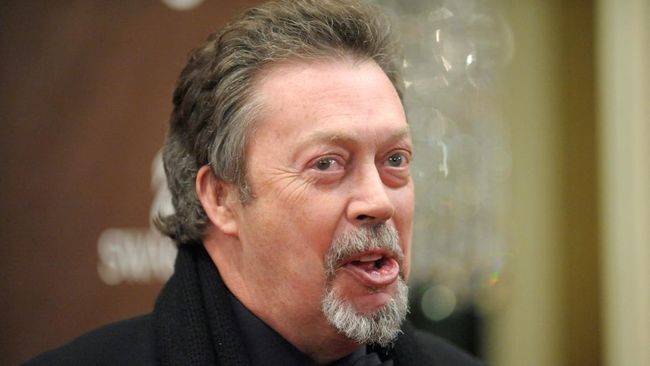 FILE PHOTO: Actor Tim Curry attends the 10th annual Costume Designers Guild Awards in Beverly Hills, California February 19, 2008. REUTERS/Phil McCarten/File Photo