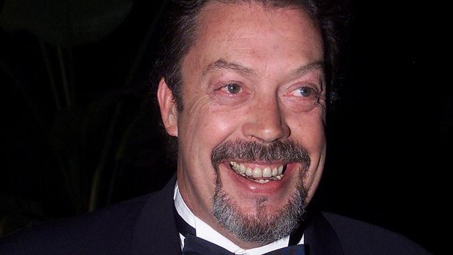 FILE PHOTO: Actor Tim Curry arrives at the 3rd Annual Costume Designers Guild Awards in Beverly Hills, March 17, 2001. Jill Connelly/File Photo