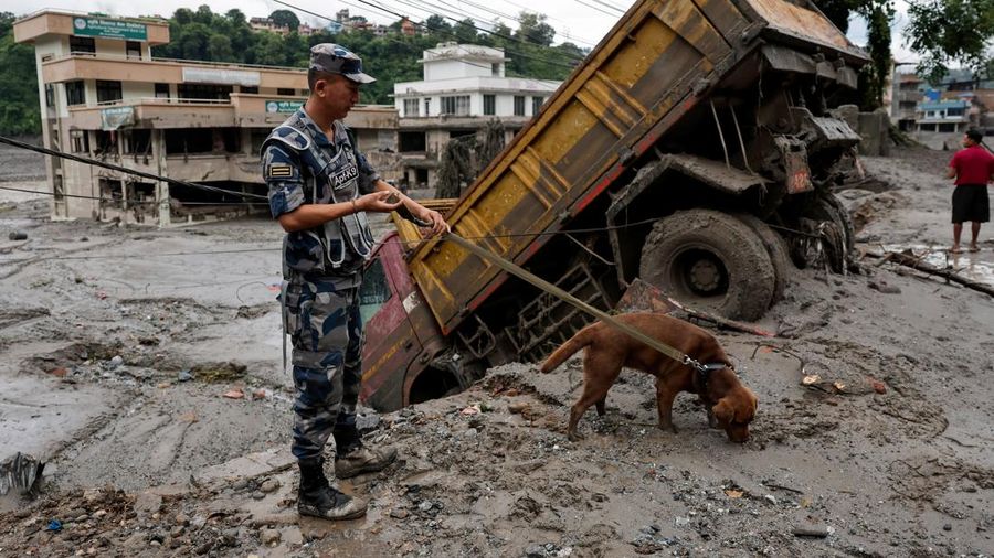 Tim penyelamat bergegas untuk mencari ratusan orang nan lenyap di perbatasanNepal-Tibet akibatbanjir bandangdantanah longsoryang menewaskan sedikitnya 160 orang, Kamis (27/8/2026). (REUTERS/Navesh Chitrakar)