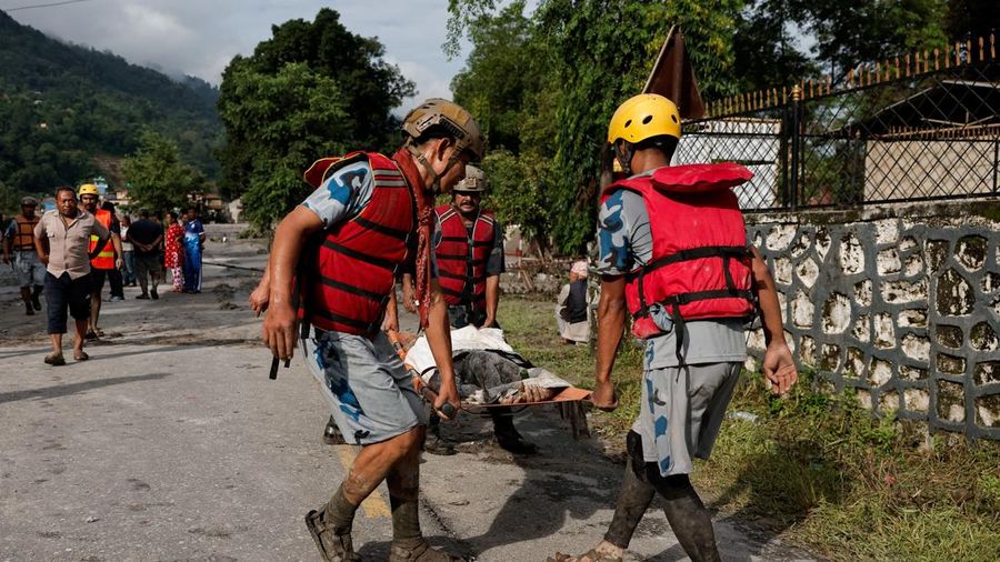 Tim penyelamat bergegas untuk mencari ratusan orang nan lenyap di perbatasanNepal-Tibet akibatbanjir bandangdantanah longsoryang menewaskan sedikitnya 160 orang, Kamis (27/8/2026). (REUTERS/Navesh Chitrakar)