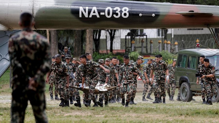 Tim penyelamat bergegas untuk mencari ratusan orang nan lenyap di perbatasan Nepal-Tibet akibat banjir bandang dan tanah longsor nan menewaskan sedikitnya 160 orang, Kamis (27/8/2026). (REUTERS/Navesh Chitrakar)