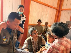 Curhat Penyintas Gempa NTT ke Relawan UMI Makassar: Rumah Kami Sudah Roboh