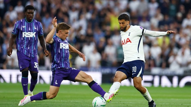 Soccer Football - Carabao Cup - Second Round - Tottenham Hotspur v Charlton Athletic - Tottenham Hotspur Stadium, London, Britain - August 26, 2026 Charlton Athletic's Greg Docherty in action with Tottenham Hotspur's Rodrigo Bentancur Action Images v
