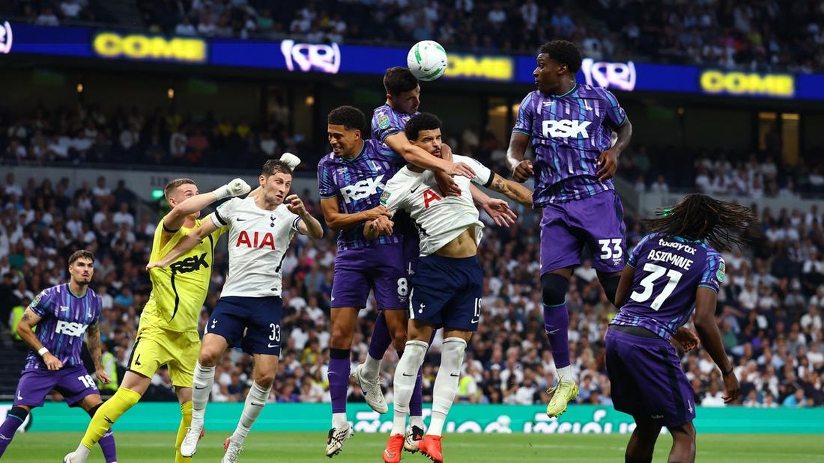Soccer Football - Carabao Cup - Second Round - Tottenham Hotspur v Charlton Athletic - Tottenham Hotspur Stadium, London, Britain - August 26, 2026 Tottenham Hotspur's Dominic Solanke in action with Charlton Athletic's Lloyd Jones, Harvey Knibbs and