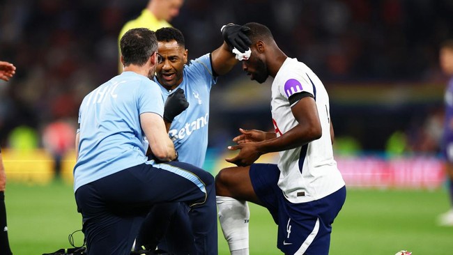 Soccer Football - Carabao Cup - Second Round - Tottenham Hotspur v Charlton Athletic - Tottenham Hotspur Stadium, London, Britain - August 26, 2026 Tottenham Hotspur's Kevin Danso receives medical attention after sustaining an injury while scoring th