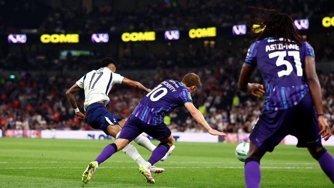 Soccer Football - Carabao Cup - Second Round - Tottenham Hotspur v Charlton Athletic - Tottenham Hotspur Stadium, London, Britain - August 26, 2026 Tottenham Hotspur's Savio shoots at goal before Ben Davies scores their fifth goal Action Images via R