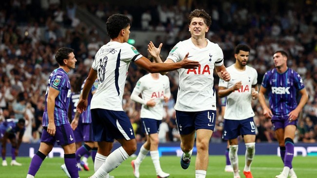 Soccer Football - Carabao Cup - Second Round - Tottenham Hotspur v Charlton Athletic - Tottenham Hotspur Stadium, London, Britain - August 26, 2026 Tottenham Hotspur's Mikey Moore celebrates scoring their first goal with Mateus Fernandes Action Image