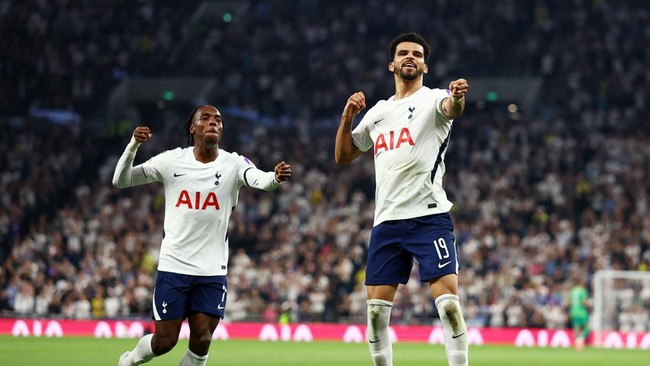 Soccer Football - Carabao Cup - Second Round - Tottenham Hotspur v Charlton Athletic - Tottenham Hotspur Stadium, London, Britain - August 26, 2026 Tottenham Hotspur's Dominic Solanke celebrates scoring their second goal Action Images via Reuters/Pet