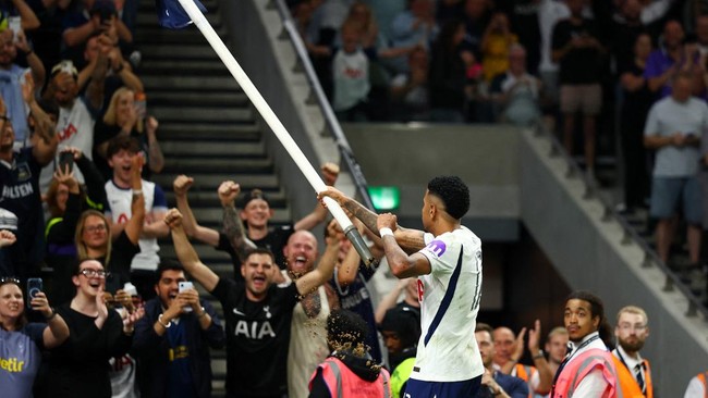 Soccer Football - Carabao Cup - Second Round - Tottenham Hotspur v Charlton Athletic - Tottenham Hotspur Stadium, London, Britain - August 26, 2026 Tottenham Hotspur's Savio celebrates their fifth goal, scored by Ben Davies Action Images via Reuters/
