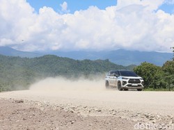 Menjajal Ketangguhan Toyota Veloz Hybrid EV di Jalur Ekstrem Sulawesi