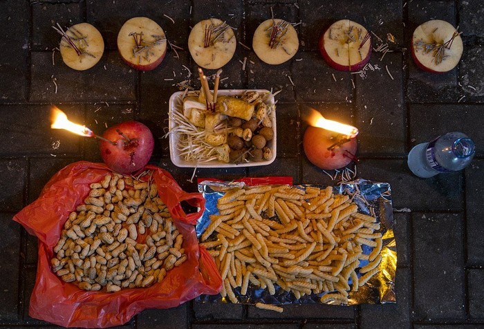 Berbagai komunitas Tionghoa menjalankan ritual berbeda selama Hungry Ghost Festival, mulai dari memberikan persembahan hingga membakar dupa dan kertas sembahyang. Tradisi tersebut menjadi bentuk penghormatan kepada leluhur sekaligus upaya menenangkan roh yang dipercaya berkeliaran./ Foto: x.com/ChinaDaily