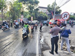 Truk Damkar Terguling Menghantam Sepeda Motor di Kota Batu