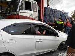 Truk Tronton Rem Blong Hantam Civic-Brio dan Revo di Glagah Magelang