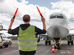 Jangan Remehkan Tukang Parkir Pesawat, Pilot Harus Patuhi Aba-abanya
