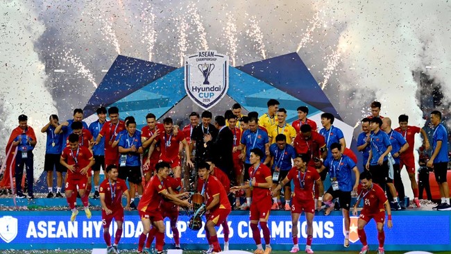 Timnas Vietnam mempertahankan gelar juara Piala AFF 2026 setelah menang agregat 4-2 atas dalam pertandingan final di Stadion My Dinh, Rabu (26/8).