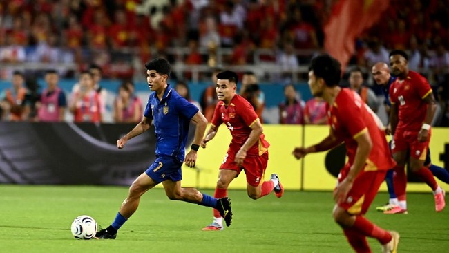 Thailand's midfielder #07 Kakana Khamyok (L) runs with the ball during the ASEAN Championship Cup 2026 second leg final football match between Vietnam and Thailand at the My Dinh National Stadium in Hanoi on August 26, 2026. (Photo by Nhac NGUYEN / A
