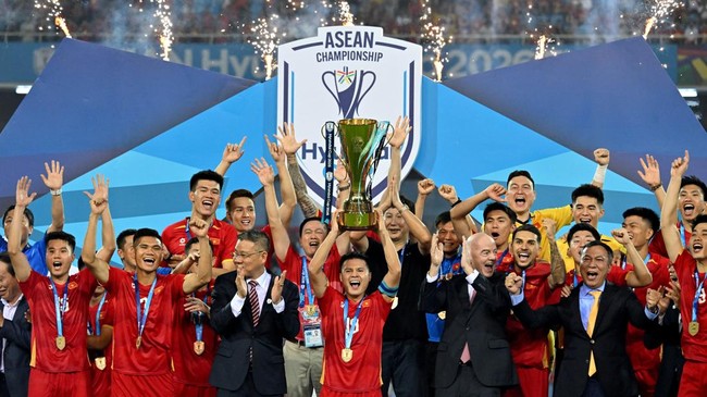 Timnas Vietnam mempertahankan gelar juara Piala AFF 2026 setelah menang agregat 4-2 atas dalam pertandingan final di Stadion My Dinh, Rabu (26/8).