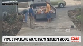 Viral, 3 Pria Buang Air Aki Bekas ke Sungai Grogol