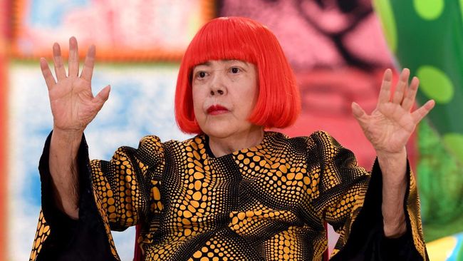 Yayoi Kusama, seniman avant-garde asal Jepang tutup usia di angka 97 tahun. Ia dikenal luas dengan ciri khas polkadot dan infinity mirror room.
