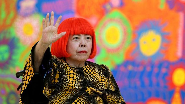 Seniman Jepang Yayoi Kusama di pameran "My Eternal Soul" di Pusat Seni Nasional di Tokyo pada 21 Februari 2017. (Photo by TOSHIFUMI KITAMURA / AFP)