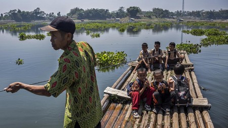 Sejumlah siswa SDN Budiharja menyeberangi perairan Waduk Saguling menggunakan rakit di Cililin, Kabupaten Bandung Barat, Jawa Barat, Jumat (28/8/2026). Sejumlah siswa dan warga dari Kampung Sadang serta Kampung Gombong sejak tahun 1990 terpaksa menye