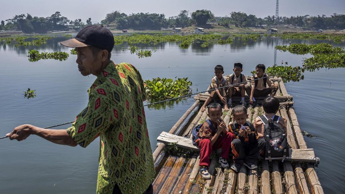 FOTO: 36 Tahun Anak di Bandung Barat Sekolah Naik Rakit