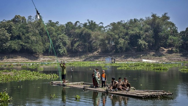 Sejumlah siswa SDN Budiharja menyeberangi perairan Waduk Saguling menggunakan rakit di Cililin, Kabupaten Bandung Barat, Jawa Barat, Jumat (28/8/2026). Sejumlah siswa dan warga dari Kampung Sadang serta Kampung Gombong sejak tahun 1990 terpaksa menye