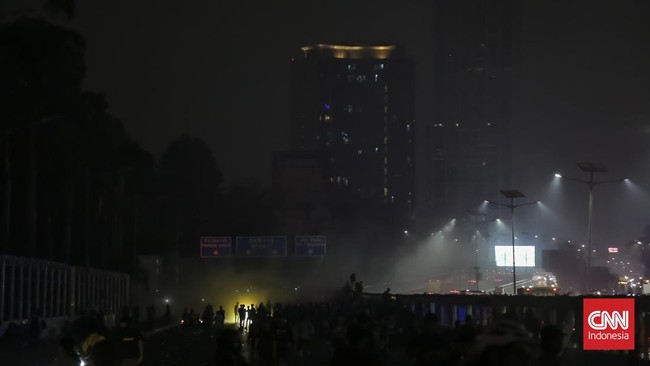 Massa menggelar aksi di depan kawasan Gedung DPR/MPR, Jakarta, Kamis (27/8/2026). Aksi tersebut menuntut pemberantasan korupsi dan serta pengesahan RUU Perampasan Aset.