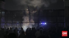 Massa menggelar aksi di depan kawasan Gedung DPR/MPR, Jakarta, Kamis (27/8/2026). Aksi tersebut menuntut pemberantasan korupsi dan serta pengesahan RUU Perampasan Aset.